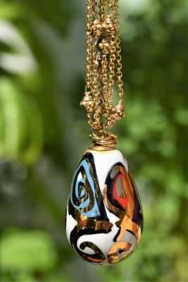 Collana rosario con pepite in filigrana con pendente in ceramica dipinta a mano oro 24K
