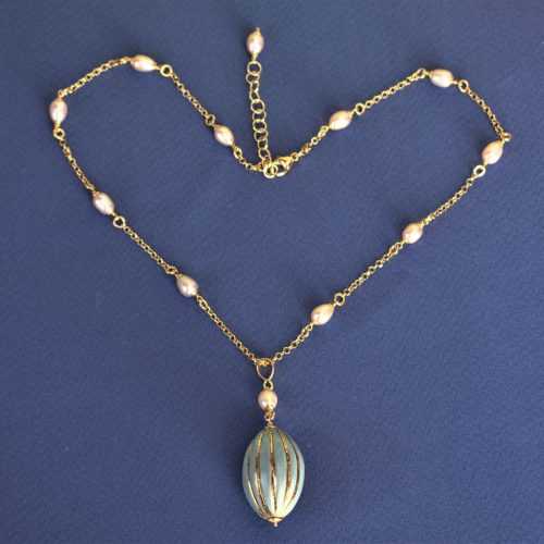 Collana con perle e ceramica plissé dipinta a mano oro 24k