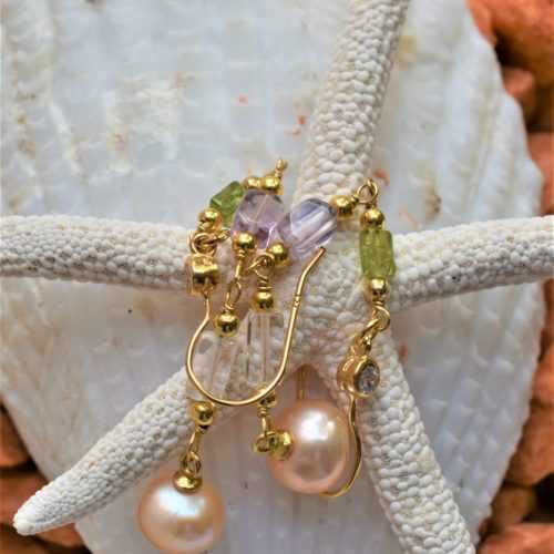 Orecchini con peridoto, ametista, cristallo di rocca e perla naturale