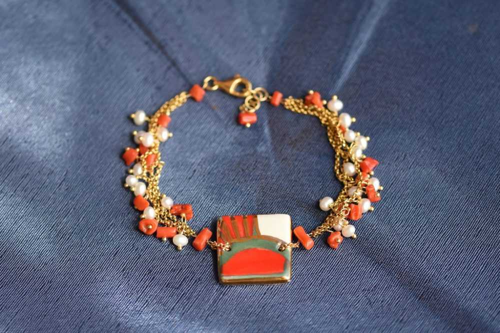Bracciale con corallo, perle e ceramica dipinta a mano oro 24k