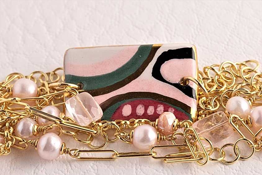 Collana con quarzo rosa, perle, pietra di luna e ceramica