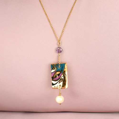 Collana con ametista, perla e pendente in ceramica dipinta oro zecchino
