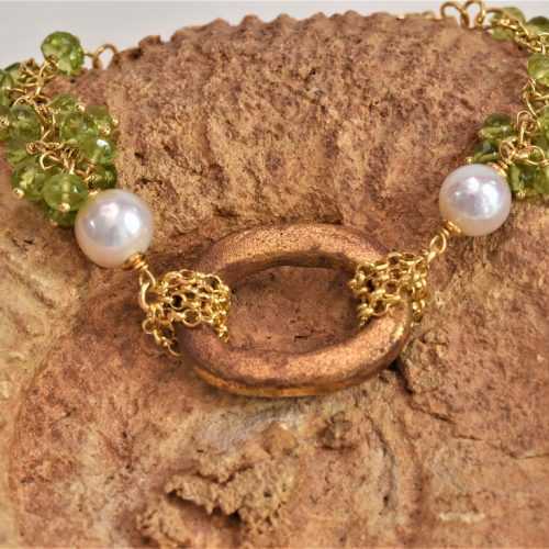Bracciale con perle, peridoto e ceramica dipinta oro 24k