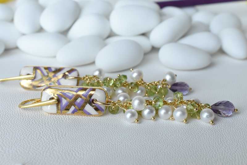 Orecchini pendenti con perle peridoto ametista e ceramica dipinta oro 24k