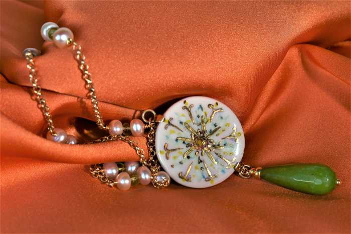 Collana in argento 925 placcato oro 18k con pendente in ceramica dipinta a mano oro 24k, perle e peridoto