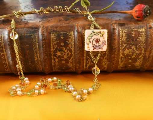 Collana lunga multifilo con perle peridoto quarzo e ceramica dipinta a mano oro24k