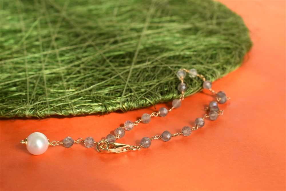 Bracciale a rosario con labradorite e perla realizzato in argento 925 placcato oro 18k