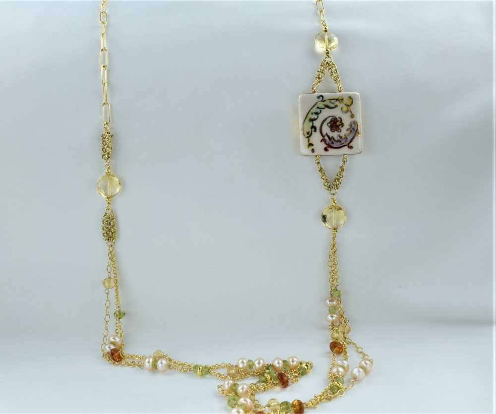 Collana lunga multifilo in argento con perle peridoto quarzo e ceramica dipinta a mano oro24k