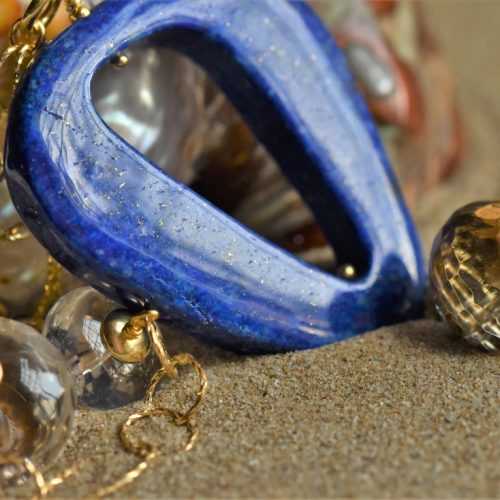 Collana lunga con lapislazzuli e cristallo di rocca dipinto oro 24k