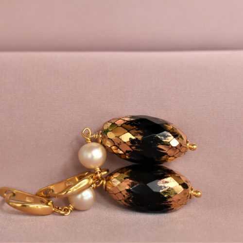 Orecchini pendenti con perle Akoya e onice dipinto oro 24k