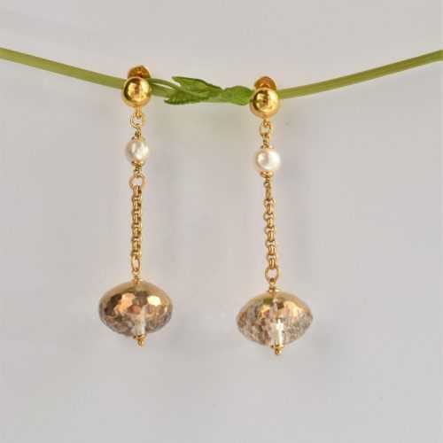 Orecchini con cristallo di rocca dipinto oro 24k e perle