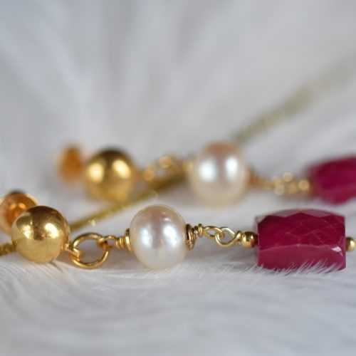 Orecchini pendenti con perle Akoya e rubini